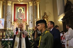 Ks. kan. Andrzej Więckowski wznosi relikwiarz św. Jana Pawła II