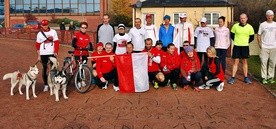 Około 20 biegaczy, na sportowo, postanowiło uczcić 96. rocznicę odzyskania przez Polske niepodległości