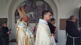 Biskup Edward Białogłowski z Rzeszowa przewodniczył Mszy św. i procesji do miejsca objawień w Borku