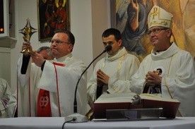 Ks. kapelan Krzysztof Błaszczak ukazał relikwie św. Jana Pawła II, które zostały ofiarowane przez bp. Piotra Liberę do kaplicy szpitalnej
