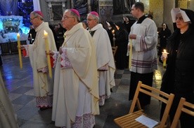 Abp Celestino Migliore oraz biskupi Piotr Libera i Roman Marcinkowski w procesji z gromnicami