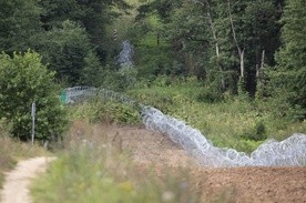 SG: Polski żołnierz ranny podczas czwartkowego ataku migrantów na polską granicę