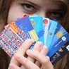 Lawinowo rośnie liczba kradzieży danych z kart bankomatowych. 