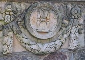 Klepsydra - znak upływającego czasu - fragment nagrobka na cmentarzu przykościelnym w parafii św. Dionizego w Koziczynku k. Ciechanowa