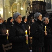 Siostry zakonne w czasie Mszy św. w święto Ofiarowania Pańskiego w płockiej katedrze