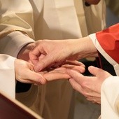 Biskup namaszcza dłonie nowego kapłana