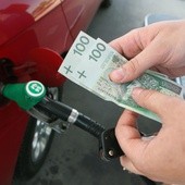 Rynek ropy szaleje. Cena baryłki spadła poniżej zera dolarów. Spadną ceny paliw w Polsce?