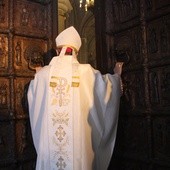 Biskup płocki uroczyście otwiera Bramę Miłosierdzia w bazylice katedralnej na Tumskim Wzgórzu