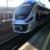 Stanęło 12 pociągów pasażerskich w trzech województwach