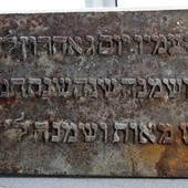 XIX-wieczna żydowska macewa odkopana na jednej z posesji w Płońsku