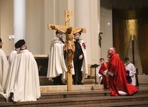 Bp A. Wodarczyk: "Niech każdy z nas przytuli się do krzyża"