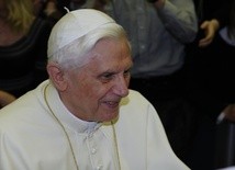 Benedykt XVI przerwał milczenie, bo chce pomóc Kościołowi