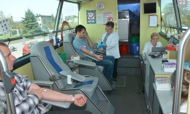 Krew ratuje życie. Centrum w Katowicach apeluje o dawców z grupami Rh minus