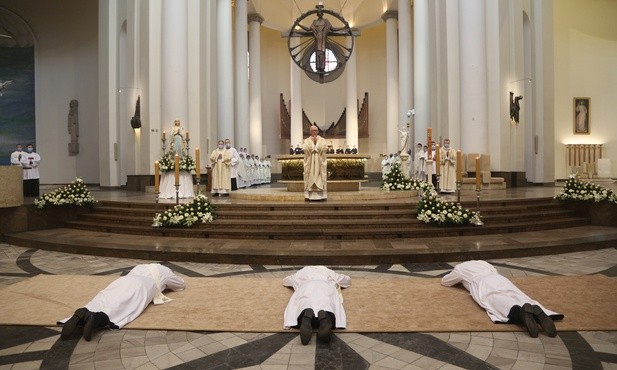 Abp Skworc podczas święceń kapłańskich: Niech wasze dni od dnia święceń aż do ostatniego będą eucharystyczne