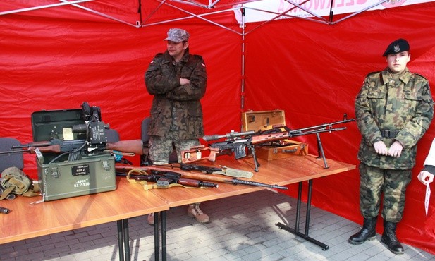 Prezentacja sprzętu wojskowego przez Jednostkę Strzelecką "Strzelec" z Makowa Mazowieckiego