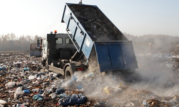 Sprowadzali nielegalne śmieci z Niemiec do Polski. Zarzuty dla 8 osób