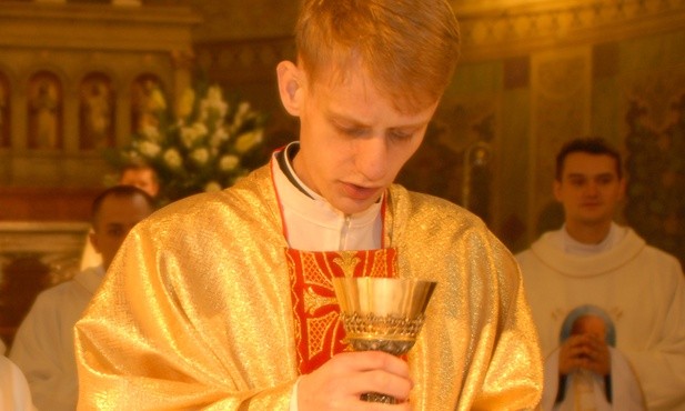 Ks. Piotr Błoński w czasie Mszy św. z udzieleniem święceń kapłańskich w płockiej katedrze, na trzy tygodnie przed śmiercią. Miał 25 lat.