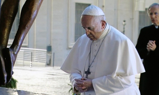 Papież modli się za zmarłego "męczennika ubogich"