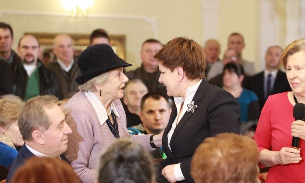 Premier Beata Szydło rozmawiała z seniorami o wyższych emeryturach i możliwości darmowego nabywania leków po 75. roku życia
