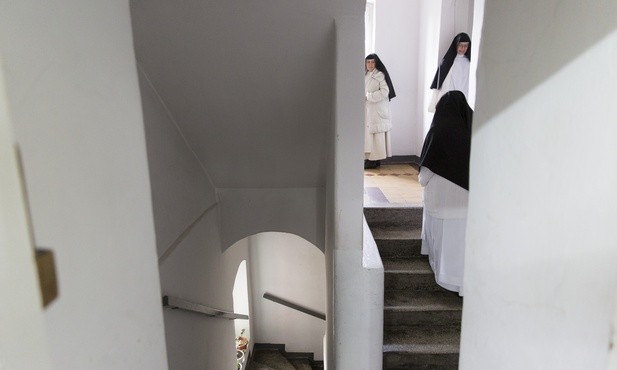 W klasztorach kontemplacyjnych w Polsce przebywa około 1250 mniszek