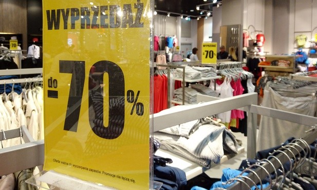 Sprzedaż ubrań i butów w Polsce przez wirusa spadła o 6 mld zł