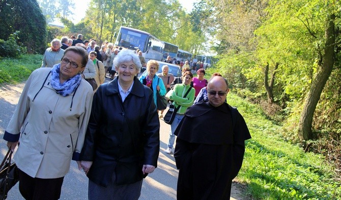 Pielgrzymi z różnych stron przybywają na Diecezjalną Pielgrzymkę Kół Żywego Różańca do Smardzewa