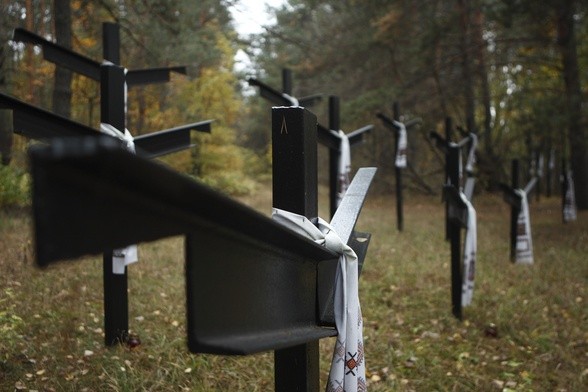 Wandale pomazali farbą polski cmentarz w Bykowni