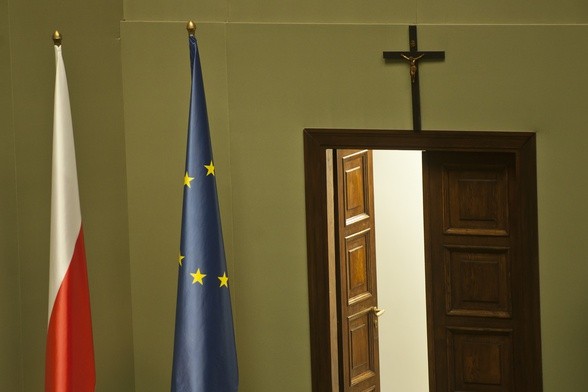 Polacy nie chcą chować wiary w zakrystii