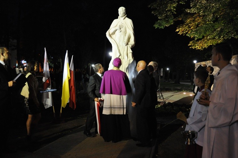 Biskup płocki i włodarze Przasnysza odsłonili pomnik św. Stanisława Kostki w parku miejskim