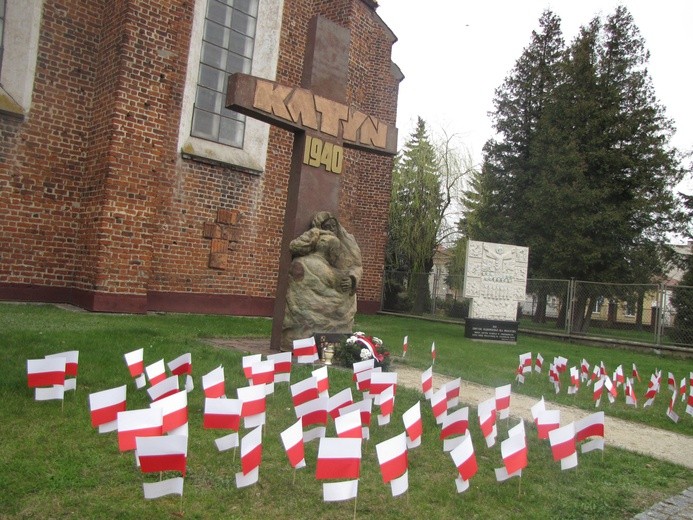 96 białoczerwonych flag przy krzyżu katyńskim, nieopodal kościoła ojców pasjonistów w Przasnyszu