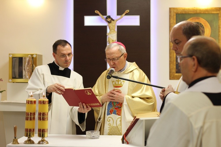 Bp Piotr Libera dokonał poświęcenia kaplicy pw. św. Brata Alberta w Centrum Medycznym "Zdrowie"