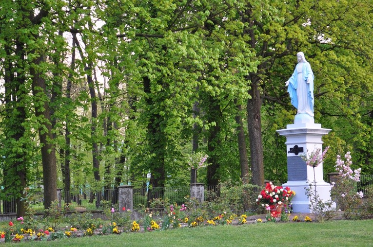 Figura Matki Bożej Niepokalanej przed kościołem parafialnym pw. Wniebowzięcia NMP