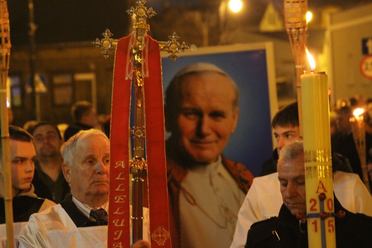 Na czele wielkanocnej procesji ulicami Sierpca niesiono krzyż przepasany czerwoną stułą, płonący paschał i obraz św. Jana Pawła II