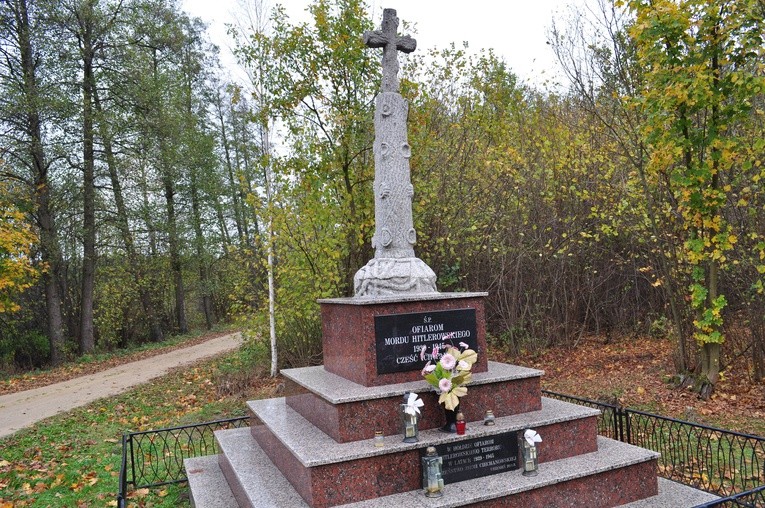 Pomnik ofiar mordu hitlerowskiego, ustawiony przy trasie nr 60 w lesie k. Ościsłowa