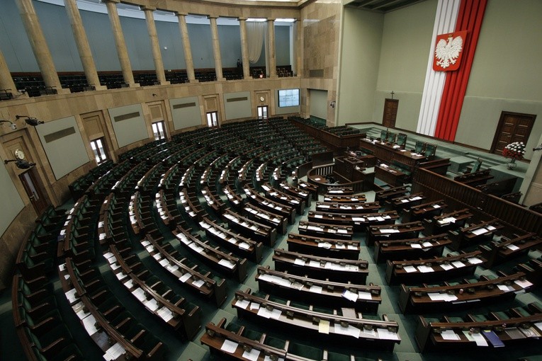 Nowy sondaż: w Sejmie cztery ugrupowania