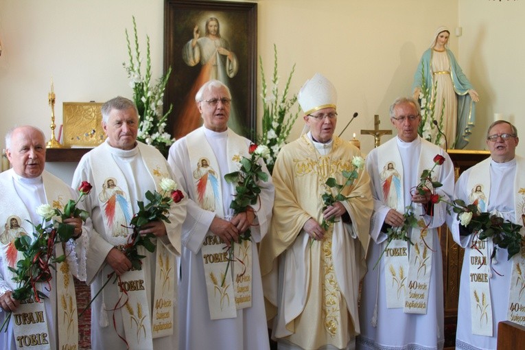 Księża jubilaci z bp. Piotrem Liberą (od lewej): ks. S. Puchaczewski, ks. A. Zakrzewski, ks. K. Kozłowski, ks. F. Stepnowski i ks. W. Leszczyński