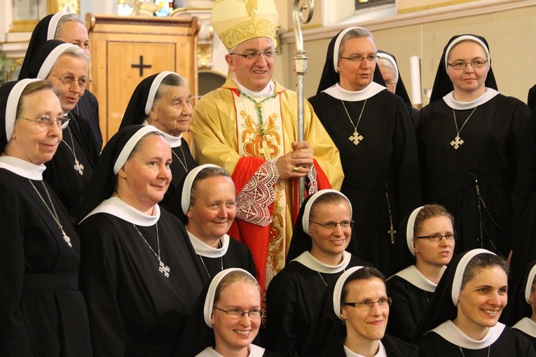 Abp Celestino Migliore i siostry zmartwychwstanki w kościele chrztu sługi Bożego Bogdana Jańskiego