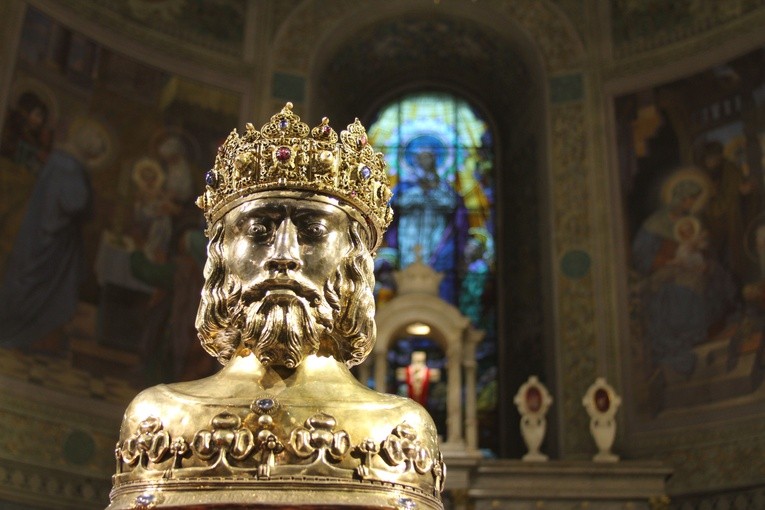 Herma z relikwiami św. Zygmunta wystawiona do publicznej czci w płockiej katedrze