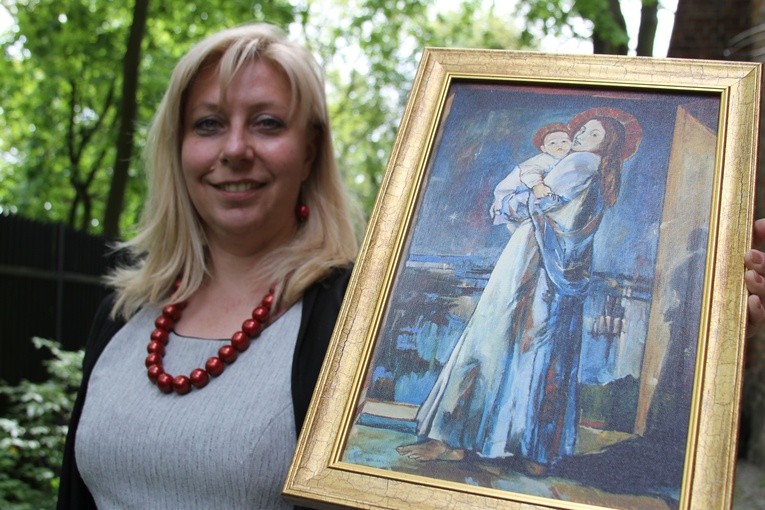 Dr Iwona Zielonka, konsultant ds. nowej ewangelizacji w diecezji płockiej, z obrazem Maryi – Gwiazdy Nowej Ewangelizacji