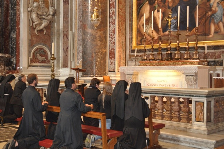 Pielgrzymi na modlitwie przy grobie św. Jana Pawła II w bazylice watykańskiej