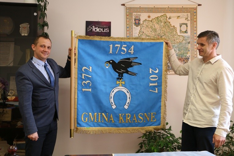Herb gminy, flaga i sztandar są najważniejszymi zewnętrznymi znakami symbolizującymi Gminę Krasne.