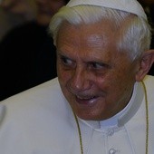 Benedykt XVI modli się o pokój na Ukrainie