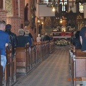 Ilu Polaków chodzi do kościoła?