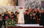 Kraków, 27.05.2006. Papież Benedykt XVI podczas spotkania z młodzieżą na krakowskich Błoniach