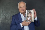 Éric-Emmanuel Schmitt, francuski dramaturg, eseista i powieściopisarz, z wykształcenia filozof.