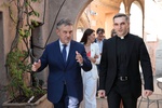 Rzym 16 07 2025
W Zamku św. Anioła wystawa poświęcona św. Janowi Pawłowi II  zatytułowana „Jan Paweł II. Człowiek, Papież, Święty w fotografiach Gianniego Giansantiego”.Uzupełnieniem są przedmioty, które  należały do papieża polaka i krótkie materiały video, udostępnione przez media watykańskie. Wystawę otwarł polski ambasador Ryszard Schnepf n/z wraz z ksiadz Tomasz Jarosz.

FOTO:HENRYK PRZONDZIONO /FOTO GOŚĆ