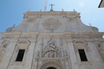 Włochy Tolentino 23 06 2025
Bazylika San Nicola Świętego Mikołaja. Nad wejściem  płaskorzeźba Madonna z Dzieciątkiem, po jej prawej stronie stoi św. Augustyn, a po lewej – patron bazyliki, Mikołaj z Tolentino, pierwszy augustiański święty
FOTO:HENRYK PRZONDZIONO /FOTO GOŚĆ