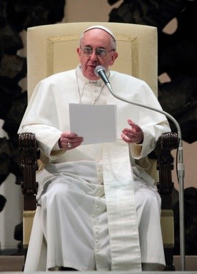 Papież zachęca do modlitwy za utrudzonych kapłanów