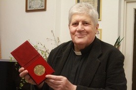 Ksiądz z misyjnym medalem