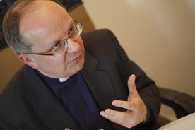 Bp Czaja: Obecny synod jest szansą na uzdrowienie Kościoła